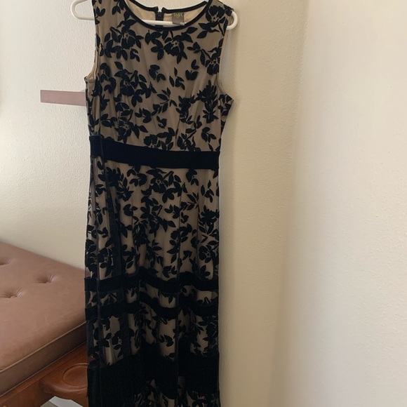 Taylor Black and Cream Floral Maxi Dress. Perfect comfortable fancy occasion - Picture 1 of 11
